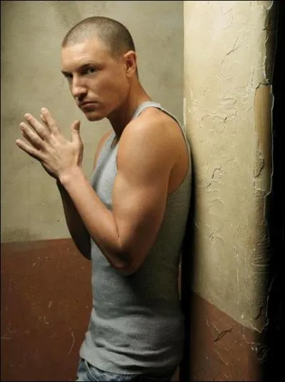 Quel est le surnom de celui qui est sur la photo ?