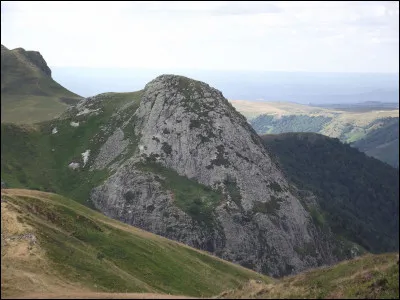 Qu'est-ce qui est faux sur les monts du Cantal ?