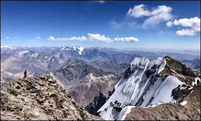 À combien de kilomètres de la frontière chilienne l'Aconcagua se situe-t-il ?