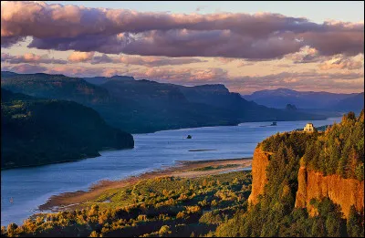Quel est ce fleuve, prenant sa source dans les Rocheuses canadiennes, qui coule ensuite vers le sud avant de traverser d'est en ouest la chaîne des Cascades en créant une immense gorge avant de se jeter dans l'océan Pacifique à hauteur de Portland ?