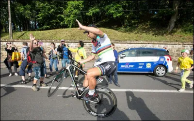 C'est dimanche : jour de course ! Ta première ! 80 bornes à parcourir en circuit avec 120 concurrents, dont quelques équipiers. Le temps n'est pas au beau fixe... pluie et vent sont au programme. Tu stresses, c'est normal, mais...