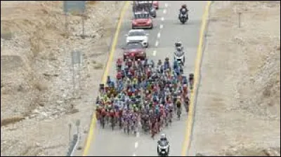 La course a débuté, mais où dois-tu te placer dans cet imposant peloton de 120 coureurs ?