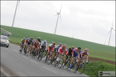 La sélection est faite et tu te retrouves dans le premier groupe de 30 coureurs. C'est la mi-course. Tu t'es bien ravitaillé et tu te sens bien. Que fais-tu ?