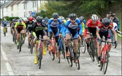Tu es reparti et es parvenu à rentrer dans le groupe sans te faire reprendre ! Tu es costaud ,mais as besoin de te refaire la cerise quand même un peu... Comment abordes-tu les 2 principales difficultés du circuit (la bosse et la grand'route exposée) ?