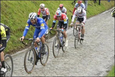 Il reste une vingtaine de bornes et le groupe n'est plus composé que d'une quinzaine de coureurs. Le peloton est parsemé à plus de 3 minutes. Le vainqueur est dans ton groupe ! Pourquoi pas toi ? Mais comment le savoir ?