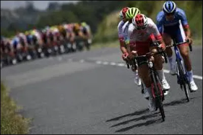 À 10 km de l'arrivée, et tu as intégré les 4 qui ont déposé le reste du groupe. Tes 3 compagnons sont de vraies "machines" habituées aux premières places. Quelle stratégie vas-tu adopter à présent ?