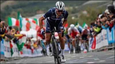 Dernier tour : il reste 5 km mais, dans le groupe, il y a LE sprinter du moment ! Tes chances sont quasi-nulles face à lui. Tu dois agir ! Que fais-tu ?