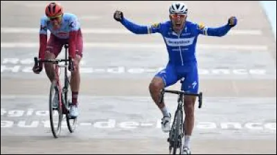 Tu es parti ! Mais un adversaire revient après un effort admirable, il faut l'admettre. Vous vous relayez parfaitement et vous allez jouer la victoire au sprint. C'est 50/50. Comment abordes-tu le sprint ?