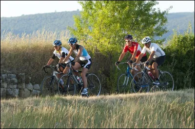 Tu démarres ton premier entraînement de groupe et tu remarques que tout le monde roule par 2, bien calés les uns derrière les autres. Ils ont tous l'air facile, alors que tu rames déjà 2 mètres derrière. À quelle distance ta roue avant devrait-elle se trouver de la roue arrière du coureur devant toi pour "avoir l'air facile" ?