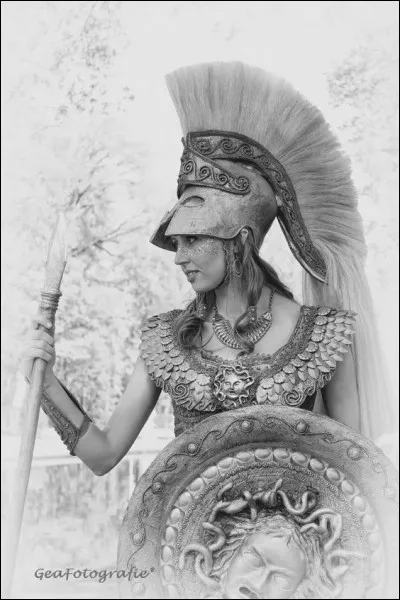 De quelle partie du corps de Zeus est sortie la déesse Athéna ?