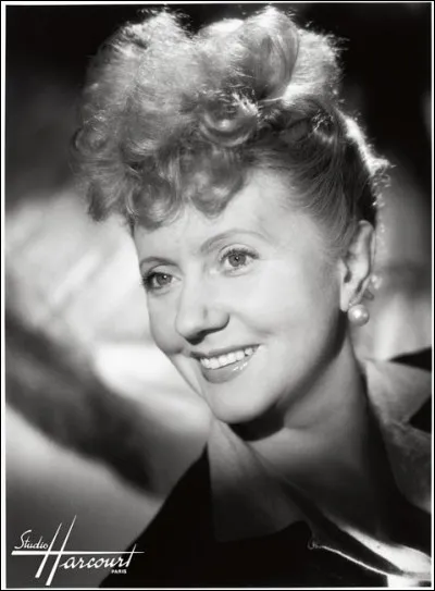 Le samis était une étoffe fort riche, tramée d'or et d'argent. Elle provenait de...