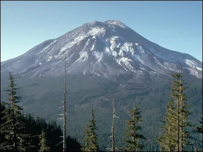 Altitude  À quelle altitude s'élève le volcan ?