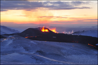 Dans quel pays se trouve l'Eyjafjöll, célèbre pour son éruption en 2010 ?