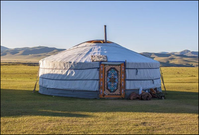 Quel est cet habitat traditionnel, une tente démontable utilisée par de nombreux nomades d'Asie centrale ?