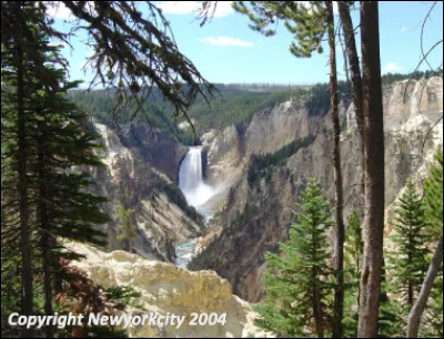 Quel est ce parc national des États-Unis, le plus ancien parc national de monde crée en 1872 et d'une superficie de 8 965 km2 ?
