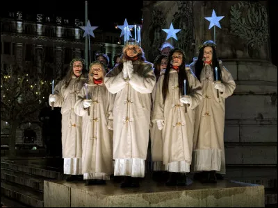 Dans quel pays le 13 décembre, jour de la Sainte-Lucie, est-il l'un des jours les plus importants. Les habitants défilent dans les rues et l'on déguste des Lussekatters au petit-déjeuner, des brioches au safran et raisin. Sainte Lucie est symbolisée dans chaque ville et village par une jeune fille.