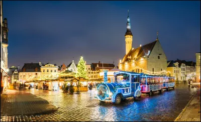 Dans quel pays Noël est-il avant tout chose une célébration liée au solstice d'hiver. Les festivités débutent surtout autour du 23 décembre. Chaque année depuis 350 ans, le président déclare la trêve de Noël le jour du réveillon. Puis, afin de chasser les mauvais esprits, on laisse de la nourriture sur la table et le feu dans la cheminée jusqu'au petit matin.