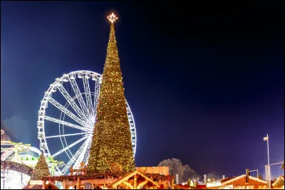 Dans quel pays trouve-t-on des crackers de Noël, gros bonbons de papier brillant cachant des petits cadeaux et une couronne, que l'on « craque » au moment du repas. La tendance du sapin de Noël que nous connaissons et que l'on retrouve dans les maisons a été initiée dans ce pays, tradition empruntée de son pays d'origine qui est l'Allemagne.