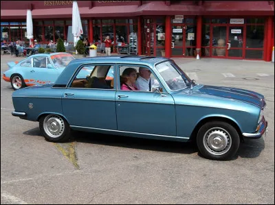 À l'époque, le levier de vitesse chez Peugeot est encore souvent placé ...