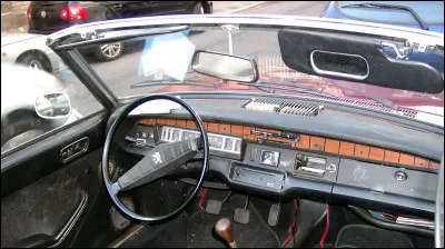 En 1970 apparaît la version "Cabriolet" de la 304, dont nous voyons ici le tableau de bord en ...