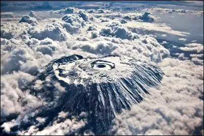 Comment s'appelle le plus haut des volcans qui constituent le Kilimandjaro ?