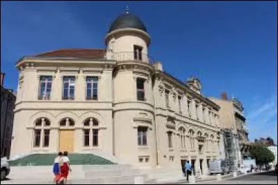 Quel est le nom de cette médiathèque située dans la rue Lalande ?