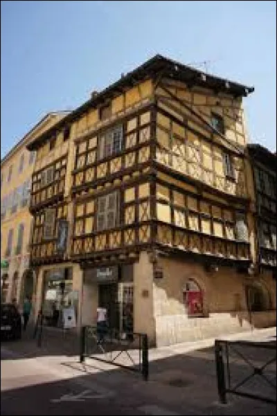 Voici la demeure Hugon aussi nommée "la maison de bois", qui est classé au titre des monuments historiques. Durant quel siècle fut-elle construite ?