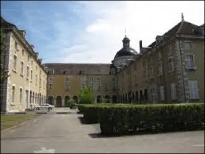 Voici l'Hôtel-Dieu qui est inscrit partiellement au titre des monuments historiques. Que trouve-t-on à l'intérieur de cet Édifice ?