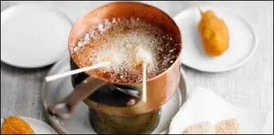 La fondue bressane est une spécialité que l'on peut déguster dans cette ville. Que fait-on tremper dans l'huile bouillante ?