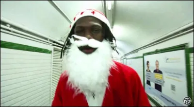 Quel rappeur français se baladait dans le métro parisien sapé en père Noël pour interpréter un de ses freestyles ?