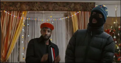 Lequel de ces clips de Makala est sorti le 24 décembre ? On peut y voir quelques décos de Noël dans la première partie du clip !