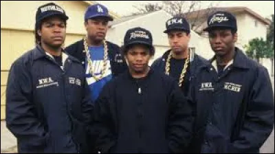 Quel rappeur, membre du groupe NWA, s'est amusé à reprendre quelques chants de Noël et à les détourner n'importe comment sur un morceau nommé "Merry Muthaphuckkin' Xmas" ?