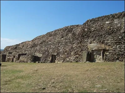 - 5 010 ! C'est le record et la date du début de cette construction, appelé "Cairn de Barnenez" (Plouezoc'h, Finistère). Aucune pierre ne vous sera jetée si vous ne savez pas ce qu'est un "cairn" ! Alors ?
