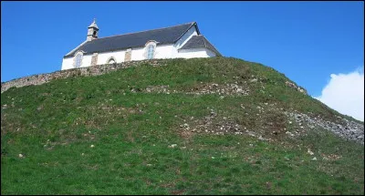 Pour ajouter une pierre (évidemment !) aux multiples édifices religieux "vautrés" sur le tumulus, notons qu'ils ont de tous temps servis [...] aux marins du golfe du Morbihan !