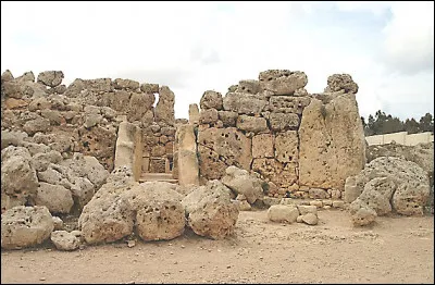 Île de Gozo (Malte, vers - 3 700) > C'est peut-être entre ces murs qu'ont eu lieu les entretiens entre ... et ... , reliquat d'un ensemble plus ancien (- 5 000) qui aurait mis tout le monde d'accord si il avait eu le bon goût d'être encore debout !