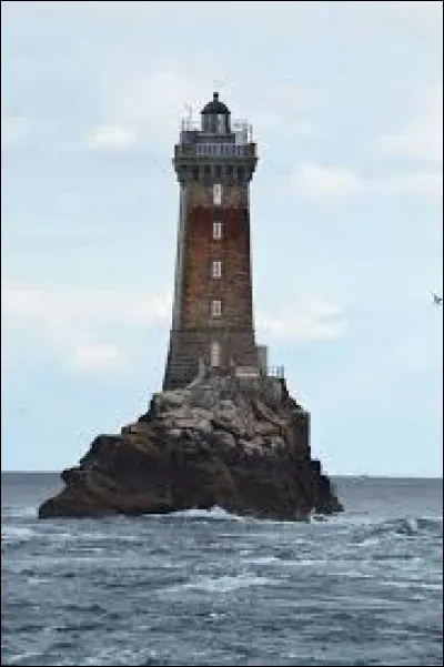 Dans quel département se situe le phare de la Vieille ?