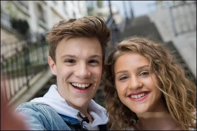 Pour quel dessin animé chante-t-il le générique en duo avec la chanteuse Lou ?