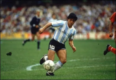 Durant sa carrière de joueur, entre 1976 et 1997, à quel poste évolue-t-il ?