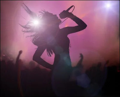 Qui est l'interprète de la chanson ''Pourvu qu'elles soient douces'' ?