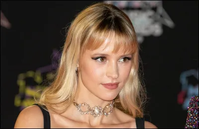 Cette question là est très simple : comment s'appelle cette chanteuse ?