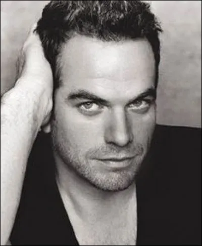 Comment s'appelle ce chanteur ?