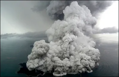 Surveillance  Pour finir, ce volcan est-il surveillé par un observatoire ?
