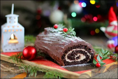 Au milieu de quel siècle la bûche de Noël en tant que pâtisserie s'est-elle popularisée en France ?