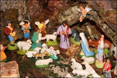 À quelle heure place-t-on traditionnellement le Petit Jésus dans la crèche ?