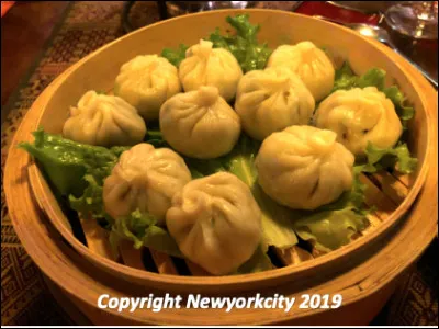 Quels sont ces raviolis tibétains, farcis à la viande de yack, cuit à la vapeur et servis avec une sauce soja ?