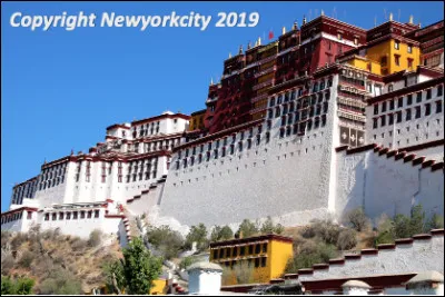 Quel est le nom de ce palais, incarnation de l'univers du pouvoir spirituel et temporel de la théocratie tibétaine (1642-1959) ?