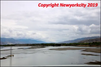 Quel est le nom de ce fleuve, fils de Brahmä pour les bouddhistes tibétains qui prend sa source à 5 542 mètres dans l'Himalaya tibétain ?