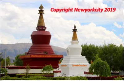 Quel est le nom tibétain des stupas bouddhistes, expression architecturale aniconique du Bouddha ?