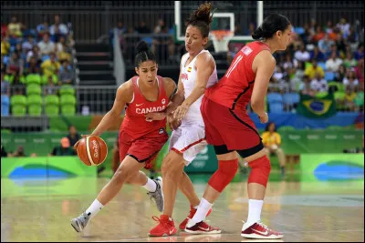 Le joueur qui a la balle passe la ligne m&eacute;diane et la refranchit. On appelle &ccedil;a...