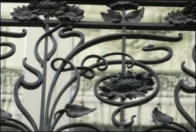 Quel est ce mouvement artistique qui a révolutionné les arts décoratifs français, également connu sous le nom de "style nouille" ?